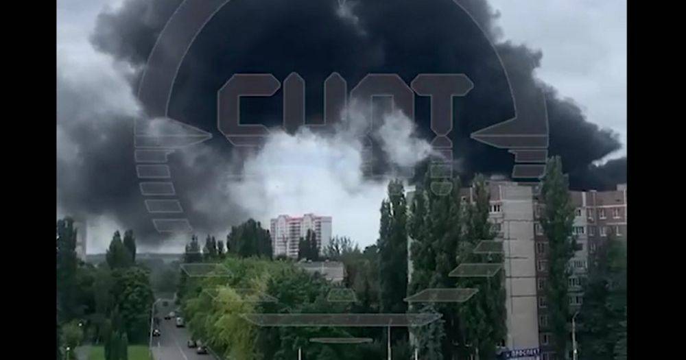 В Курчатове возле Курской АЭС масштабный пожар: горит многоэтажный дом (видео)