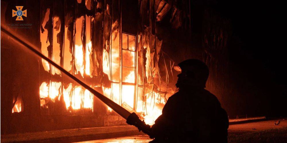 В Тернополе ночью вспыхнул масштабный пожар на заводе