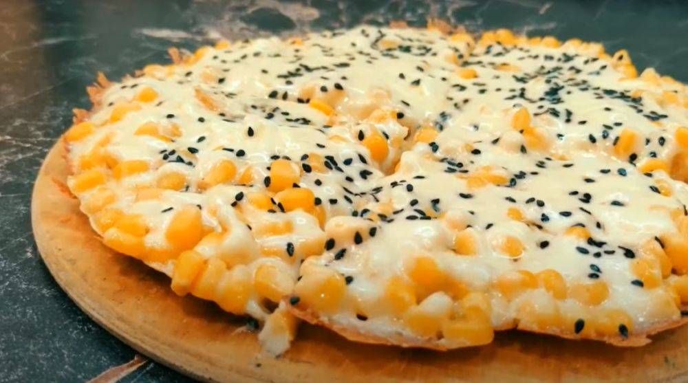 Это просто божественно и необычно: рецепт кукурузной пиццы с сыром и помидорчиками черри
