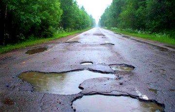 Белорусский водитель отсудил у дорожников деньги за поврежденные в яме шины