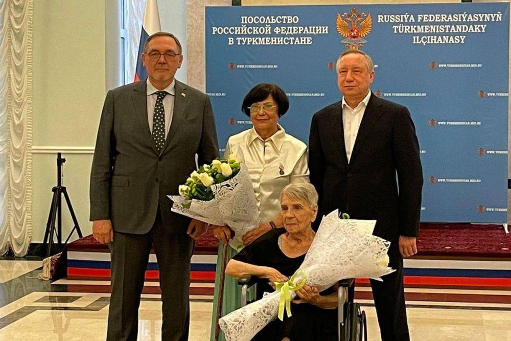Губернатор Санкт-Петербурга привез в Туркменистан учебники по истории России