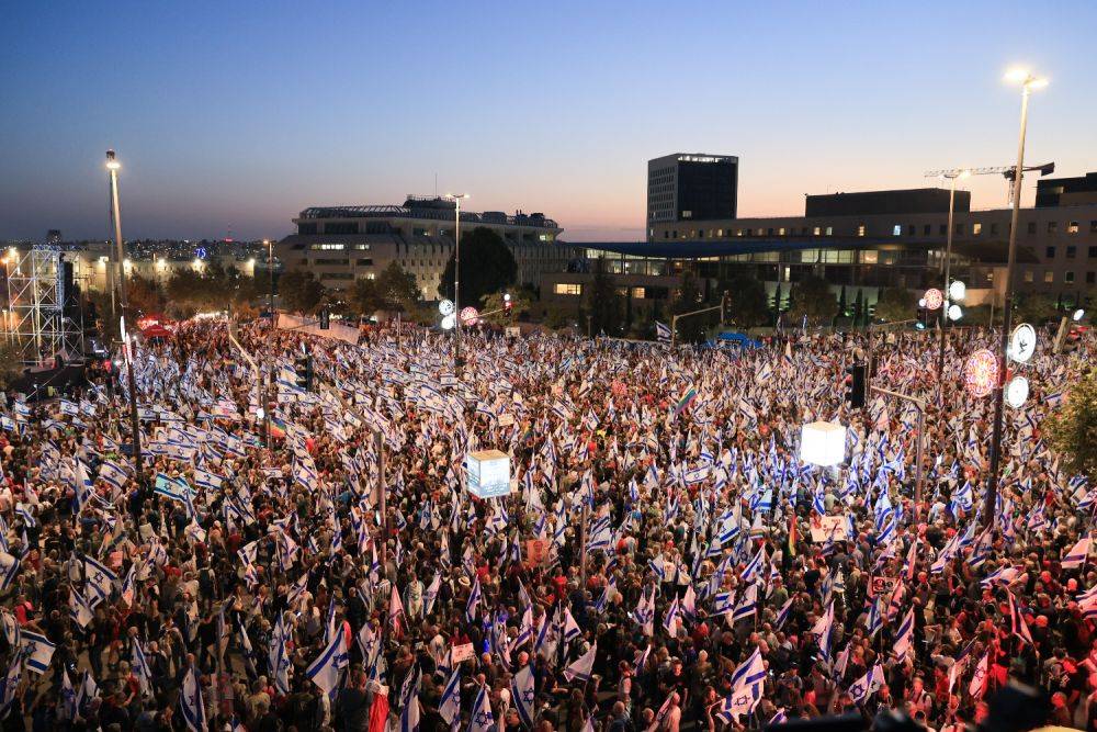Десятки тысяч израильтян собрались у здания Верховного суда в Иерусалиме