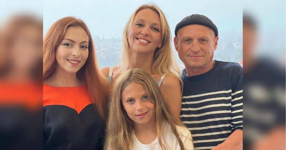 «Вы похожи!»: сеть отреагировала на редкое семейное фото Оли Поляковой