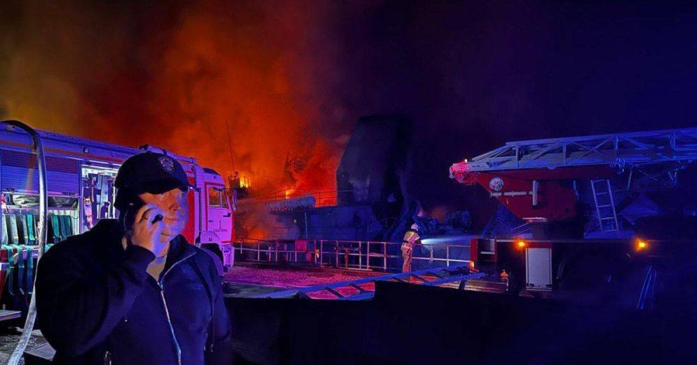 В Севастополе горит судоремонтный завод: оккупанты обвиняют "ракетный удар"