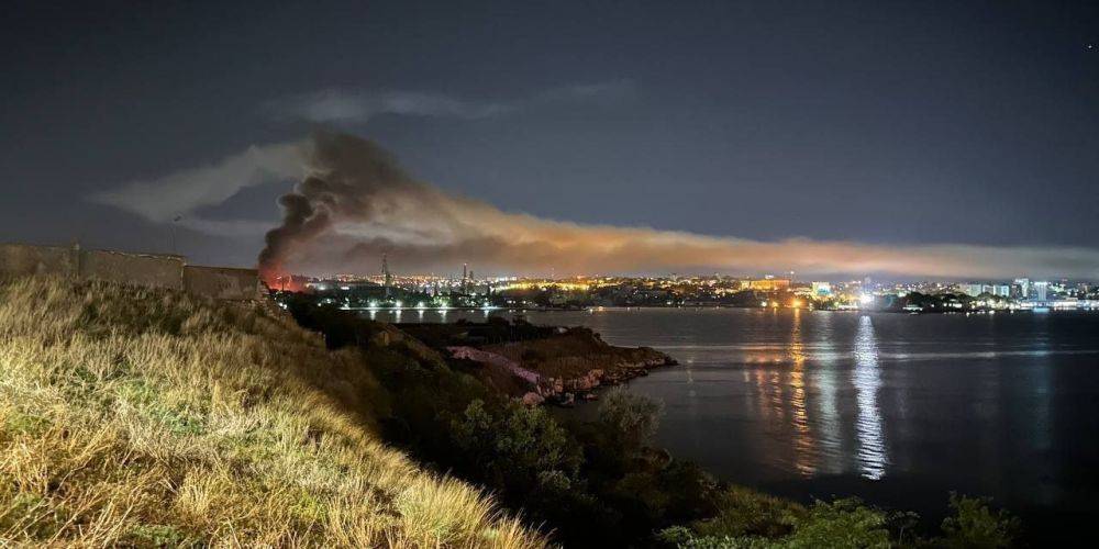 «Бавовна» в Севастополе. Пожар на судоремонтном заводе, повреждены два корабля ЧФ РФ, оккупанты признали удар с воздуха и моря — онлайн