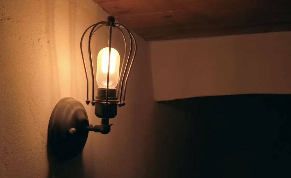 Отключения света в Украине: энергетики расширяют списки тех, кто останется без электричества