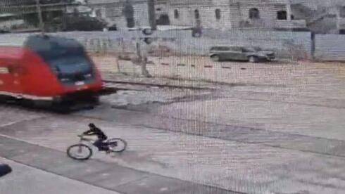 Видео: велосипедист едва не попал под колеса поезда в Лоде