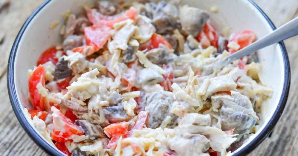 Теплый салат с курицей и грибами: пошаговый рецепт сытного блюда