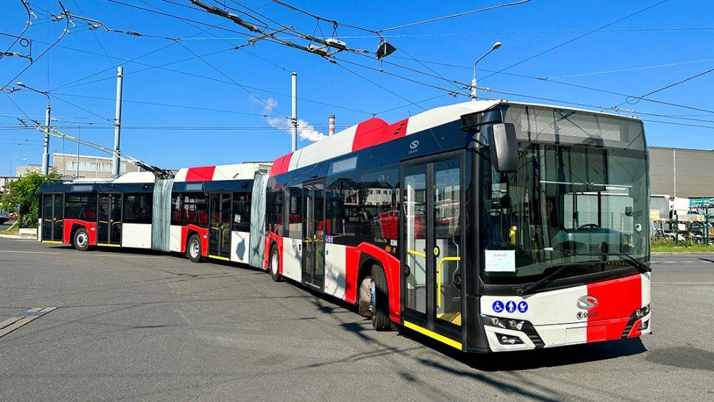 Прага представила очень длинный троллейбус, который будет ездить в аэропорт: видео