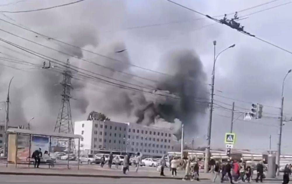 Сильнейшая "бавовна" и стена черного дыма: в Самаре горит стратегический завод. Видео