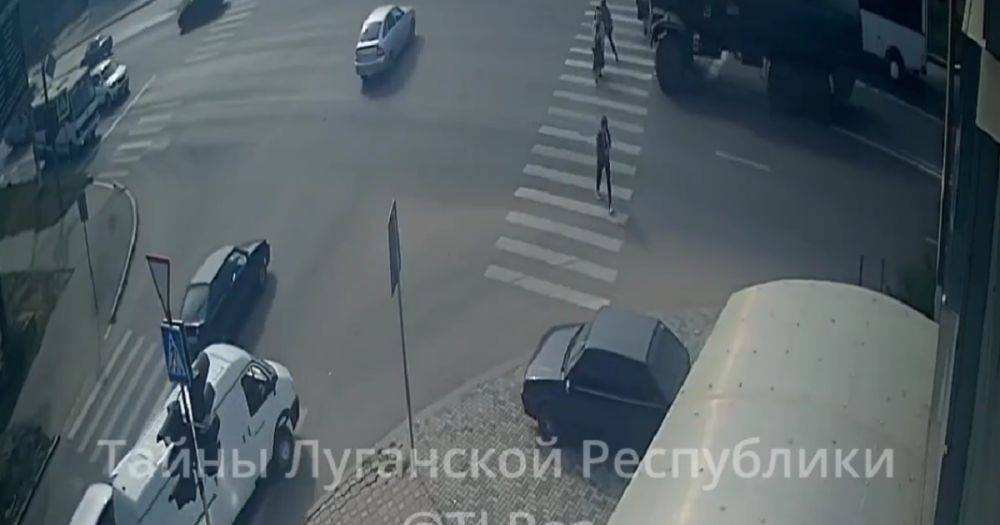 В Луганске военный безновоз оккупантов насмерть задавил женщину на пешеходном переходе (ВИДЕО, 18+)