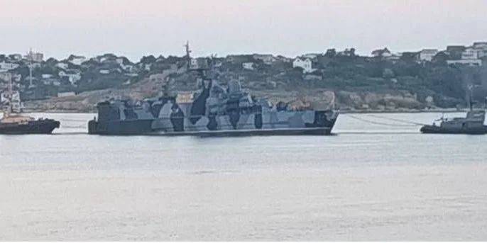 Появилось фото российского корабля Самум, вероятно, после атаки дрона СБУ. Его буксируют в Севастополе