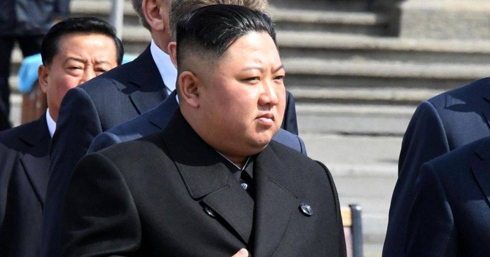 РосСМИ засняли, как люксовый Maybach Ким Чен Ына загоняют в его личный бронепоезд (видео)