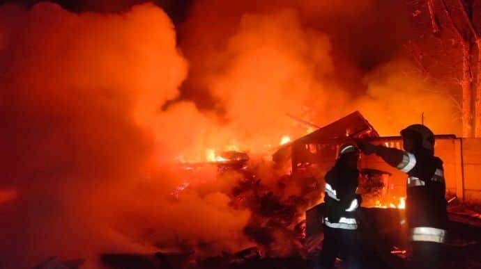 Ночной обстрел Харькова: россияне попали по предприятию, произошел пожар