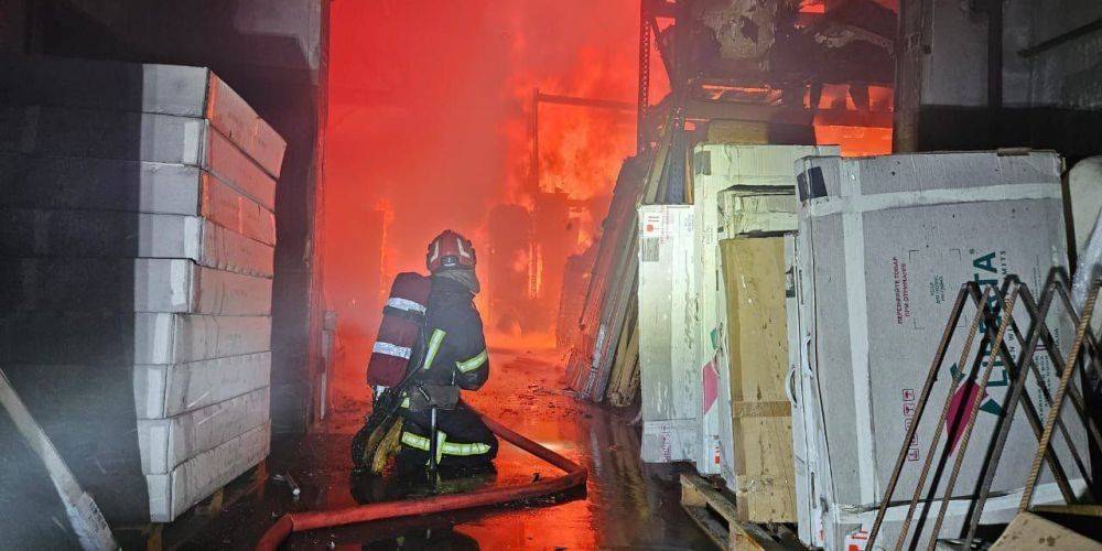Во Львове шахеды попали в три промышленных склада, пожар тушат уже несколько часов — фото