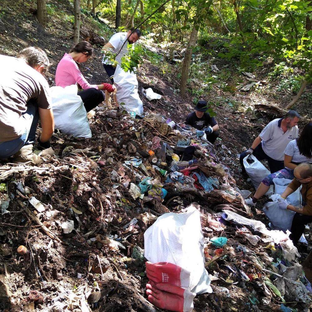 В Харькове волонтеры расчищают яр и берега реки: собрали еще 150 мешков мусора
