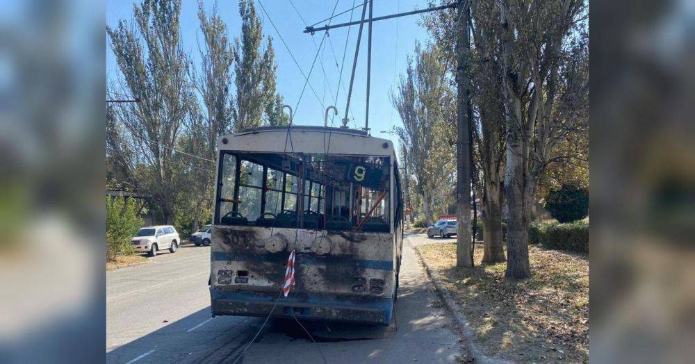 Российский враг ударил по Херсону: убит сержант полиции, ранены пассажиры троллейбуса
