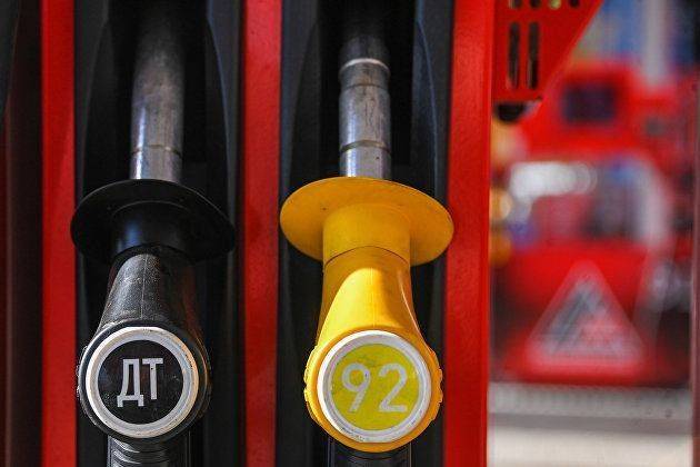 Бензин Аи-92 подешевел на бирже в России на до 68 372 рублей за тонну