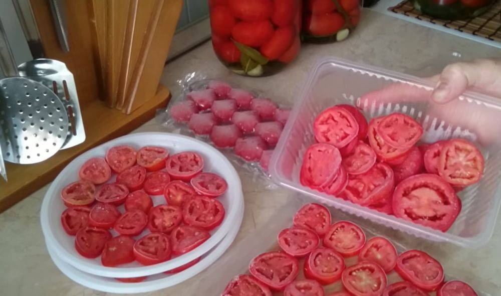 Добавьте кусочек лета в свою зиму: как правильно заморозить помидоры