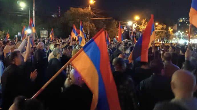 В Ереване под российским посольством начались протесты