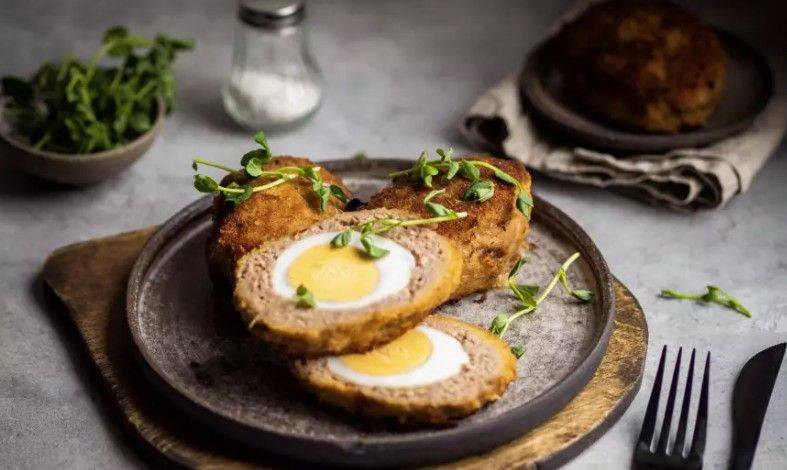Если один раз попробуете, будете делать так всегда: рецепт яиц по-шотландски с фаршем и мукой