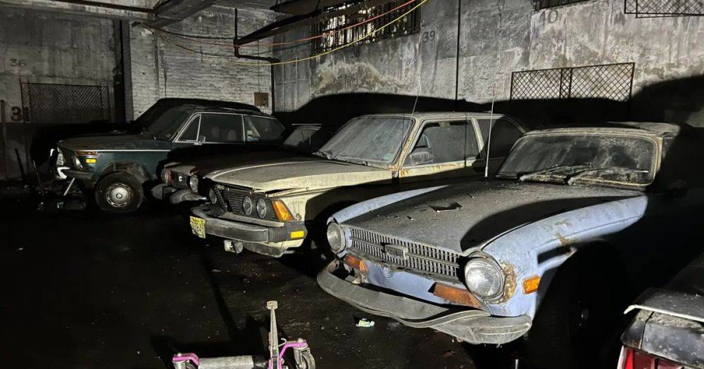 BMW, Honda и Porsche: в заброшенном гараже нашли огромную коллекцию раритетных авто (фото)