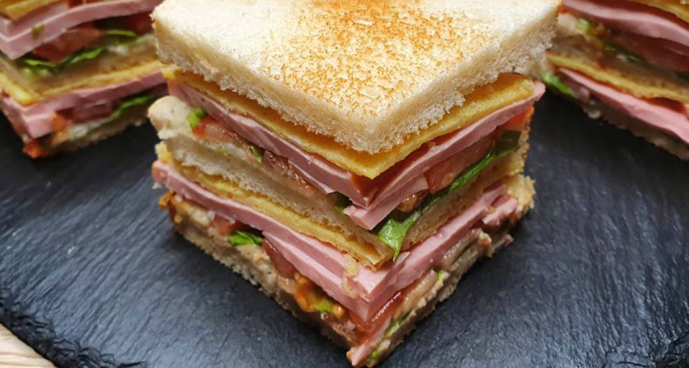 Придется отказаться от любимого перекуса: врачи рассказали, чем опасны бутерброды с колбасой