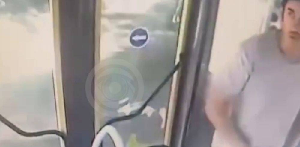 В Днепре юноша выстрелил в водителя автобуса прямо во время движения: видео