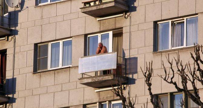 Вот почему в СССР были такие жуткие балконы: незастекленные и под наклоном — стоять было страшно