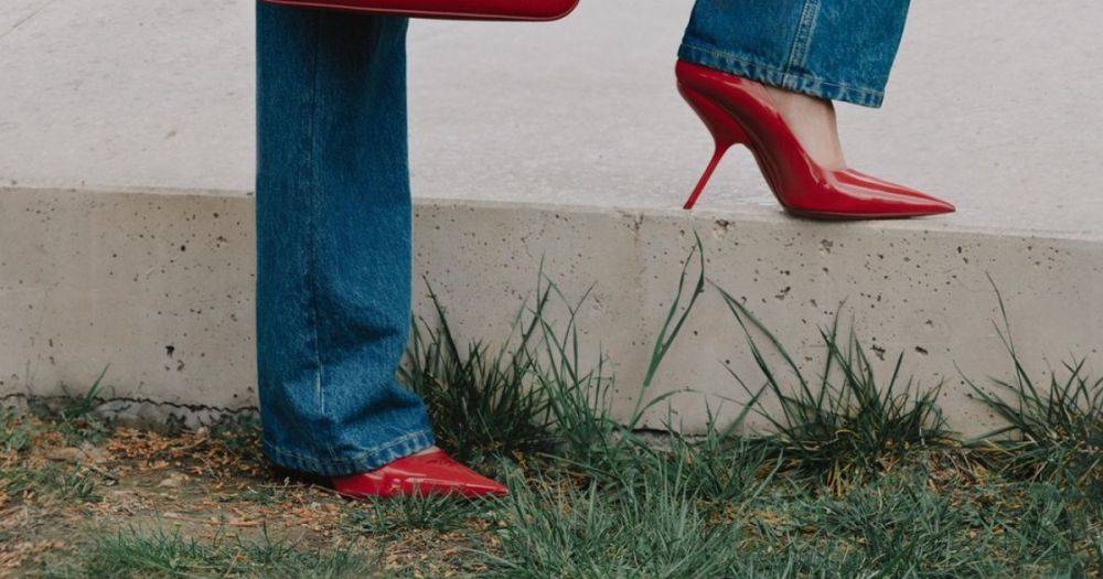 Красный цвет, острый носок и бантики: самая модная обувь на осень 2023