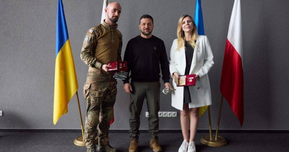 По дороге в Украину: Владимир Зеленский наградил польских волонтеров