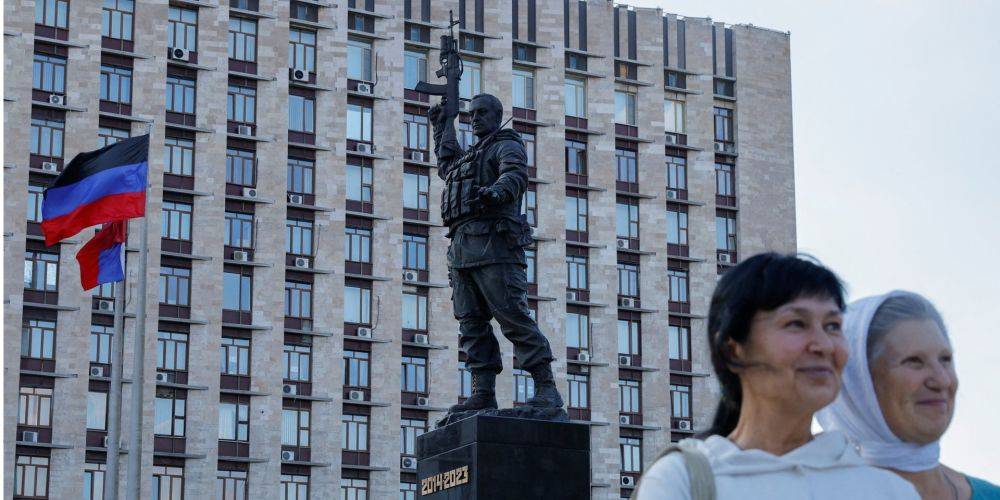 Сразу после фейковых «выборов». В оккупированной части Донецкой области ввели цензуру и комендантский час и запретили массовые собрания