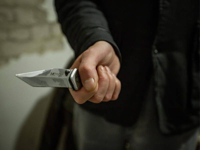 Пьяный мужчина хотел порезать ножом подростков в Харьковской области