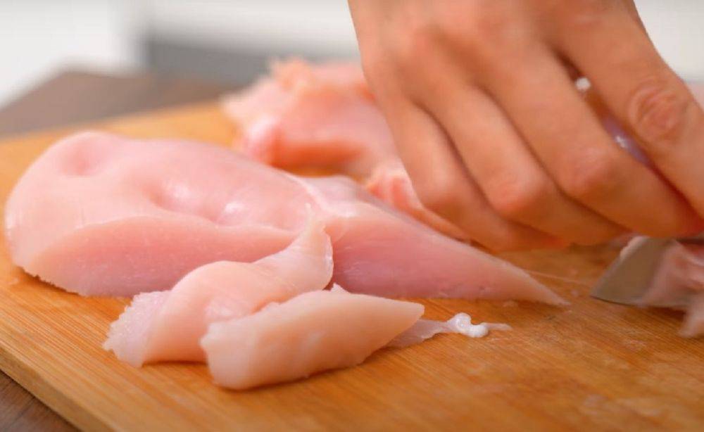 Как правильно готовить куриное филе, чтобы оно не было сухим: теперь мясо будет сочным и аппетитным