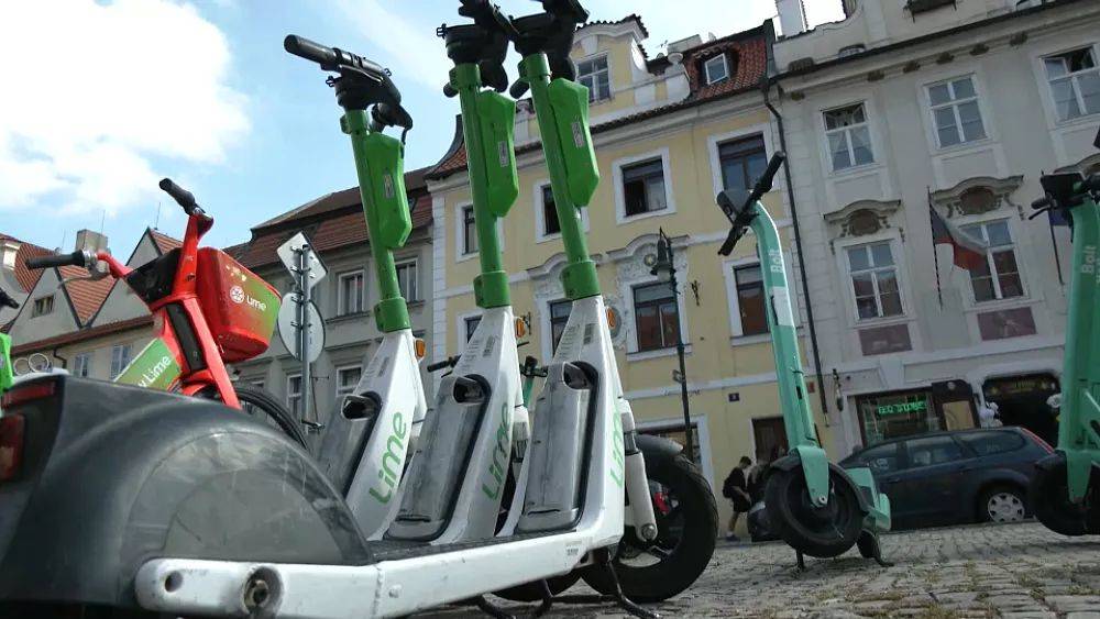 Прага борется с электросамокатами