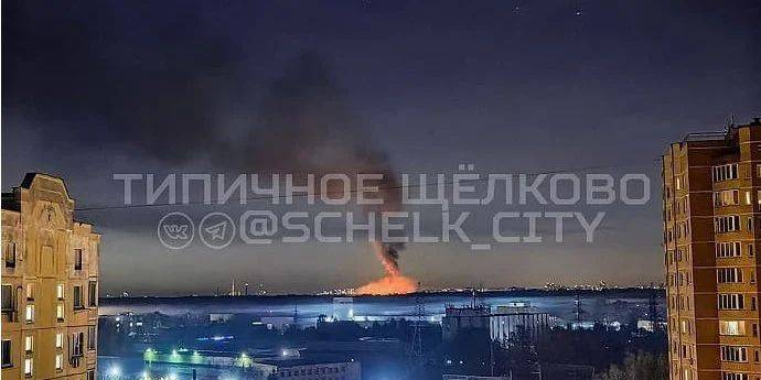 В Московской области пылает промзона возле военного аэродрома, сообщают о взрывах