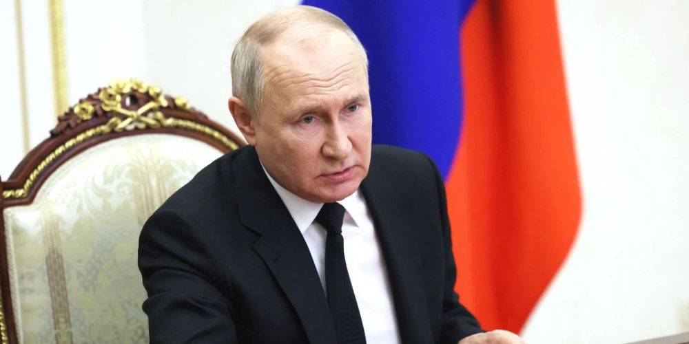 «Экзамен» у диктатора. Путин устроил чиновнику «допрос», пытаясь выдавить из него слово «бандеровцы» — видео
