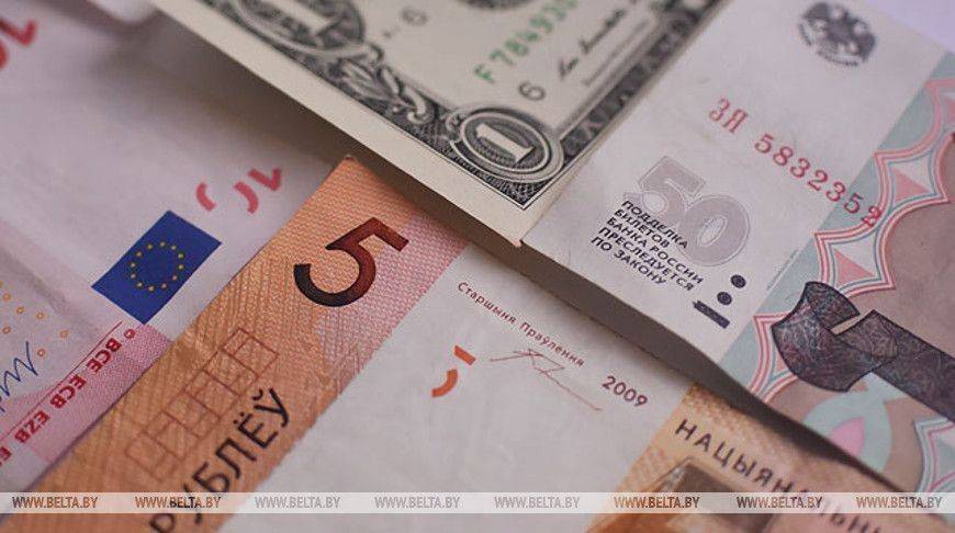 Российский рубль подешевел, доллар и юань подорожали на торгах 28 сентября