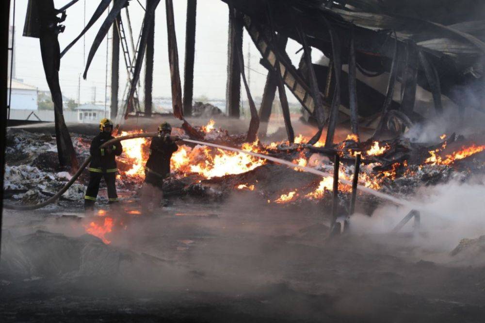 Пожар, начавшийся после взрыва на складе, удалось потушить только спустя восемь часов