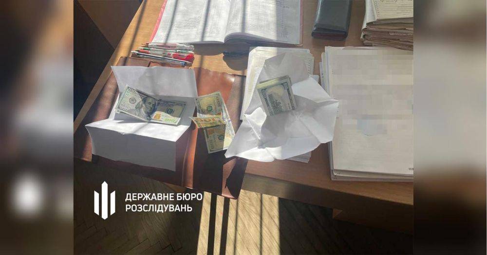 Пыталась съесть взятку: во Львовской области задержанная «на горячем» врач решила избавиться от доказательств