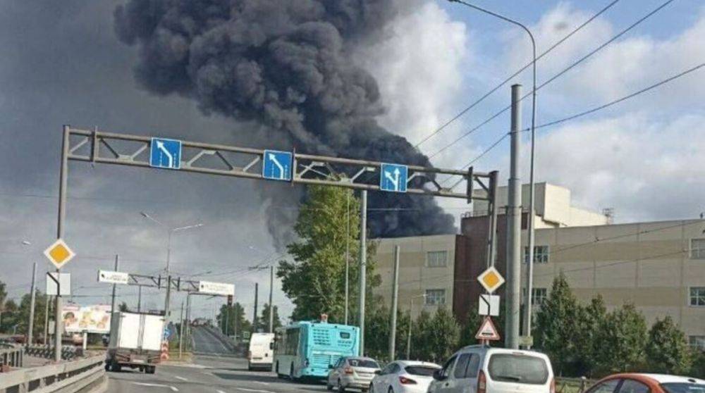 В Санкт-Петербурге вспыхнула нефтебаза