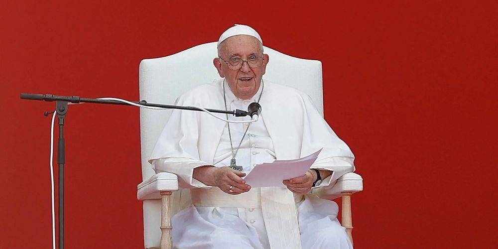 «Какой папа, такой и папамобиль». В сети отреагировали на обложку польского еженедельника WRPOST с изображением папы римского Франциска