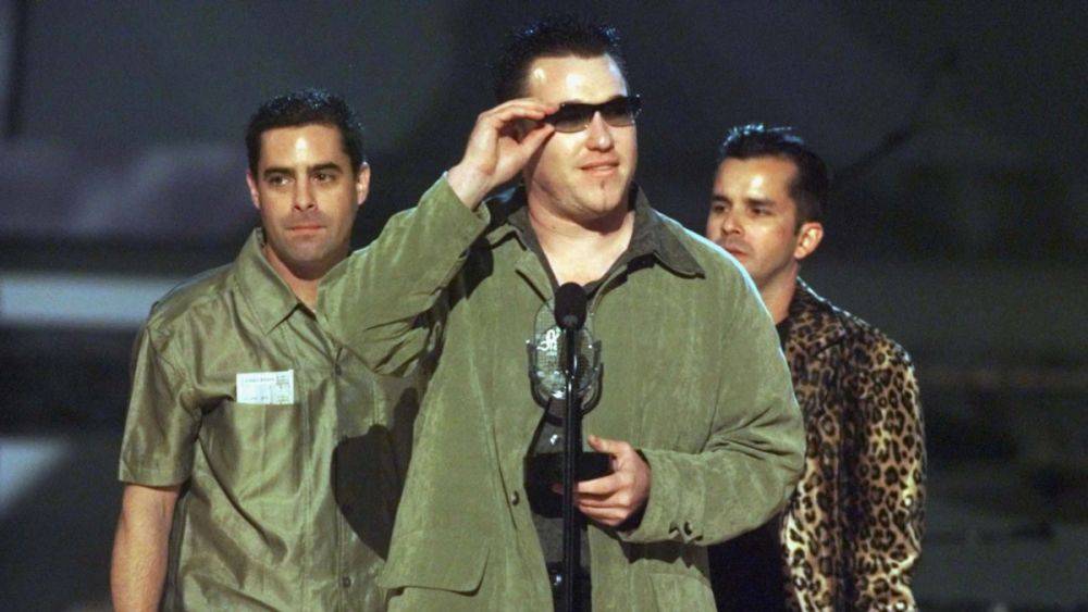 Стив Харвелл, солист группы Smash Mouth скончался в США