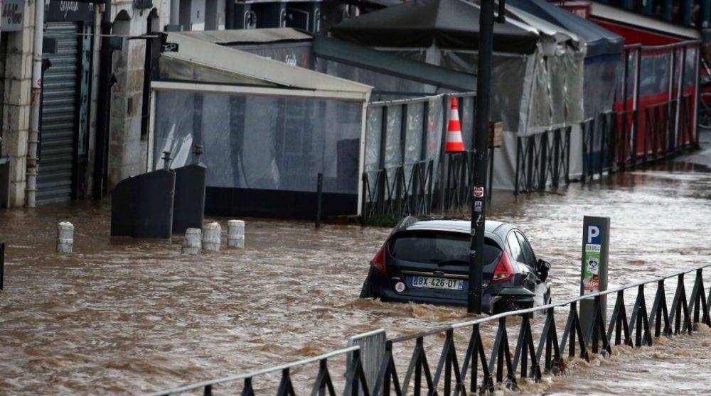 В Испании продолжается мощный шторм, есть жертвы и пропавшие без вести