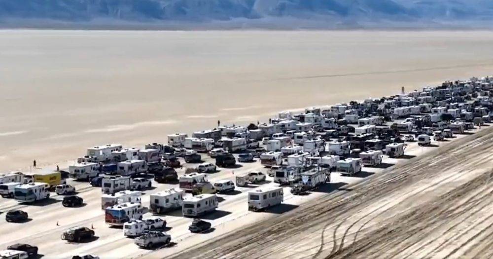 Дорога открыта: участники фестиваля Burning Man смогли выбраться из ловушки (видео)