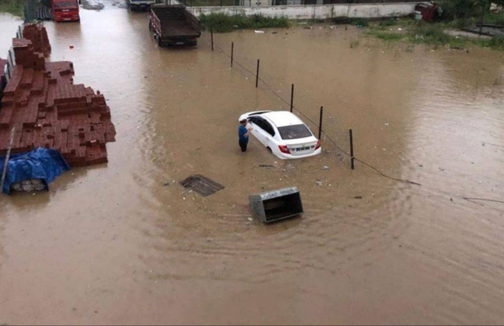Наводнение в Турции - в Стамбуле погибли два человека, многие пострадавшие и пропавшие без вести - фото и видео