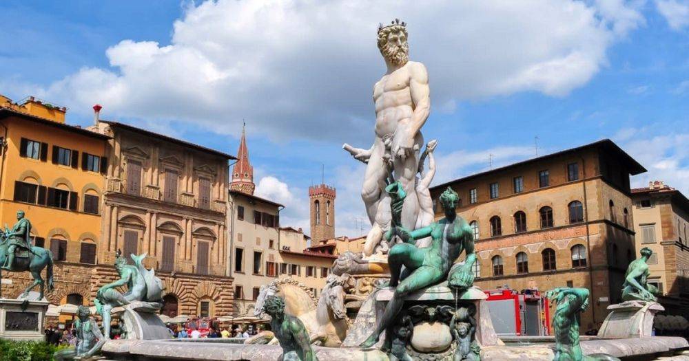 Хотел сфотографироваться: немецкий турист сломал статую Нептуна во Флоренции