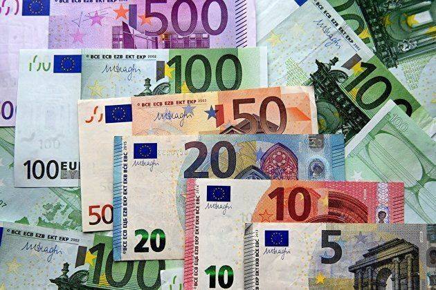 Курс евро снижается к доллару перед выходом макростатистики утром в четверг