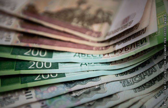 Крупнейшие банки в августе продали валюту на 510 млрд рублей