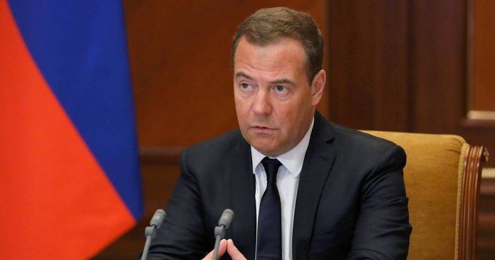 Сына Медведева поставили раздавать паспорта РФ украинцам в оккупированных регионах, — росСМИ